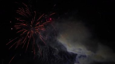 4K gece gökyüzünü aydınlatan canlı bir havai fişek görüntüsü. Sahne renkli patlamaları, parlak ışıkları ve kutlama atmosferini yakalıyor, yeni yıl, Noel, ulusal bayramlar, festivaller ve şenlik etkinlikleri için mükemmel.