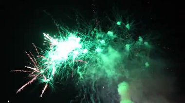 4K gece gökyüzünü aydınlatan canlı bir havai fişek görüntüsü. Sahne renkli patlamaları, parlak ışıkları ve kutlama atmosferini yakalıyor, yeni yıl, Noel, ulusal bayramlar, festivaller ve şenlik etkinlikleri için mükemmel.