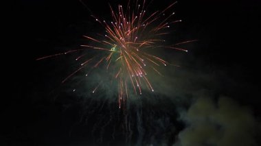 4K gece gökyüzünü aydınlatan canlı bir havai fişek görüntüsü. Sahne renkli patlamaları, parlak ışıkları ve kutlama atmosferini yakalıyor, yeni yıl, Noel, ulusal bayramlar, festivaller ve şenlik etkinlikleri için mükemmel.