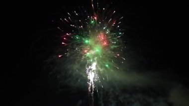 4K gece gökyüzünü aydınlatan canlı bir havai fişek görüntüsü. Sahne renkli patlamaları, parlak ışıkları ve kutlama atmosferini yakalıyor, yeni yıl, Noel, ulusal bayramlar, festivaller ve şenlik etkinlikleri için mükemmel.