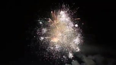 4K gece gökyüzünü aydınlatan canlı bir havai fişek görüntüsü. Sahne renkli patlamaları, parlak ışıkları ve kutlama atmosferini yakalıyor, yeni yıl, Noel, ulusal bayramlar, festivaller ve şenlik etkinlikleri için mükemmel.