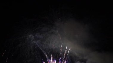 4K gece gökyüzünü aydınlatan canlı bir havai fişek görüntüsü. Sahne renkli patlamaları, parlak ışıkları ve kutlama atmosferini yakalıyor, yeni yıl, Noel, ulusal bayramlar, festivaller ve şenlik etkinlikleri için mükemmel.