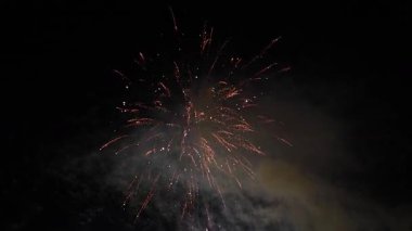 4K gece gökyüzünü aydınlatan canlı bir havai fişek görüntüsü. Sahne renkli patlamaları, parlak ışıkları ve kutlama atmosferini yakalıyor, yeni yıl, Noel, ulusal bayramlar, festivaller ve şenlik etkinlikleri için mükemmel.