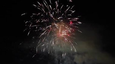 4K gece gökyüzünü aydınlatan canlı bir havai fişek görüntüsü. Sahne renkli patlamaları, parlak ışıkları ve kutlama atmosferini yakalıyor, yeni yıl, Noel, ulusal bayramlar, festivaller ve şenlik etkinlikleri için mükemmel.