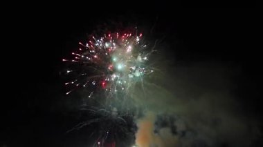 4K gece gökyüzünü aydınlatan canlı bir havai fişek görüntüsü. Sahne renkli patlamaları, parlak ışıkları ve kutlama atmosferini yakalıyor, yeni yıl, Noel, ulusal bayramlar, festivaller ve şenlik etkinlikleri için mükemmel.