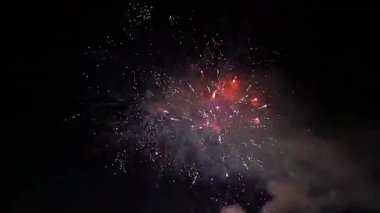 4K gece gökyüzünü aydınlatan canlı bir havai fişek görüntüsü. Sahne renkli patlamaları, parlak ışıkları ve kutlama atmosferini yakalıyor, yeni yıl, Noel, ulusal bayramlar, festivaller ve şenlik etkinlikleri için mükemmel.