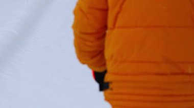 Yol arıyorum, sırt çantalı, kışın ormanda tek başına yürüyen, dikey video, sonraki çekim. İnsanlığın ve doğanın birliği, yalnızlığın ve sessizliğin tadını çıkar, ormanlık alanda kaybol, hafta sonu yürüyüş yap, yerel turizm