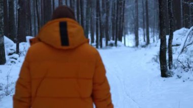 Yol arıyorum, sırt çantalı, kışın ormanda tek başına yürüyen, dikey video, sonraki çekim. İnsanlığın ve doğanın birliği, yalnızlığın ve sessizliğin tadını çıkar, ormanlık alanda kaybol, hafta sonu yürüyüş yap, yerel turizm