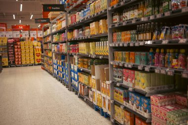 Süpermarkette çeşitli soğuk içeceklerle soğutucu görüntüsü aç.