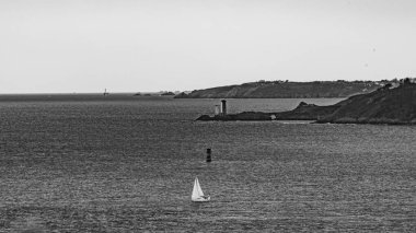 French Brittany 'de Crozon Atlantik Okyanusu kıyılarına yakın.