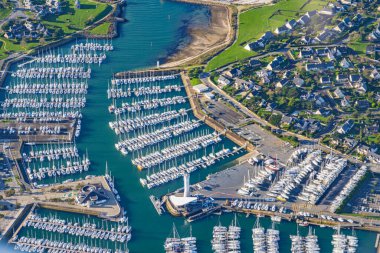 Güney Britanya 'daki Morbihan körfezi Fransız Atlantik Okyanusu kıyı şeridi hava manzaralı.