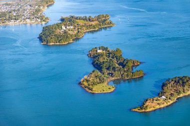 Güney Britanya 'daki Morbihan körfezi Fransız Atlantik Okyanusu kıyı şeridi hava manzaralı.