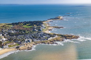 Güney Britanya 'daki Morbihan körfezi Fransız Atlantik Okyanusu kıyı şeridi hava manzaralı.