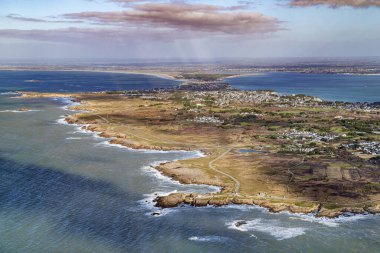 Güney Britanya 'daki Morbihan körfezi Fransız Atlantik Okyanusu kıyı şeridi hava manzaralı.