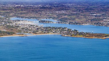 Güney Britanya 'daki Morbihan körfezi Fransız Atlantik Okyanusu kıyı şeridi hava manzaralı.