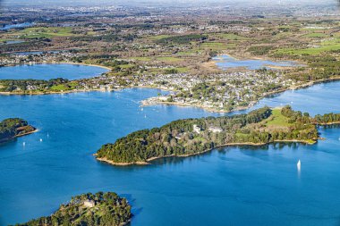Güney Britanya 'daki Morbihan körfezi Fransız Atlantik Okyanusu kıyı şeridi hava manzaralı.