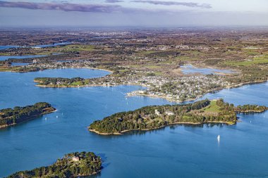 Güney Britanya 'daki Morbihan körfezi Fransız Atlantik Okyanusu kıyı şeridi hava manzaralı.