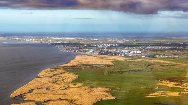 Loire nehri ve Atlantik Okyanusu kıyı şeridi hava manzaralı Fransa