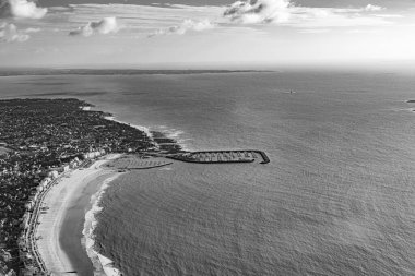 Loire nehri ve Atlantik Okyanusu kıyı şeridi hava manzaralı Fransa