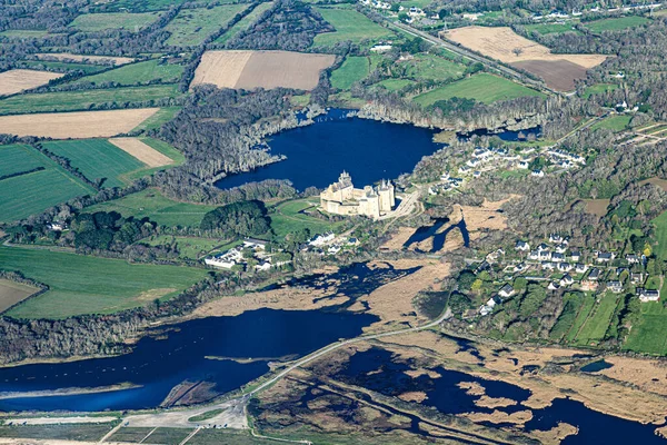 Güney Britanya 'daki Morbihan körfezi Fransız Atlantik Okyanusu kıyı şeridi hava manzaralı.