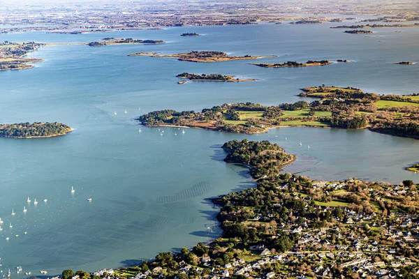 Güney Britanya 'daki Morbihan körfezi Fransız Atlantik Okyanusu kıyı şeridi hava manzaralı.