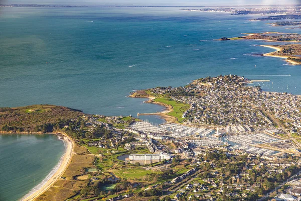 Güney Britanya 'daki Morbihan körfezi Fransız Atlantik Okyanusu kıyı şeridi hava manzaralı.