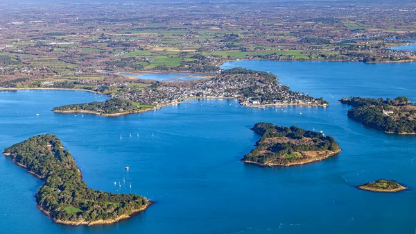 Güney Britanya 'daki Morbihan körfezi Fransız Atlantik Okyanusu kıyı şeridi hava manzaralı.