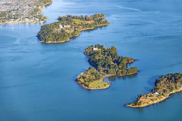 Güney Britanya 'daki Morbihan körfezi Fransız Atlantik Okyanusu kıyı şeridi hava manzaralı.