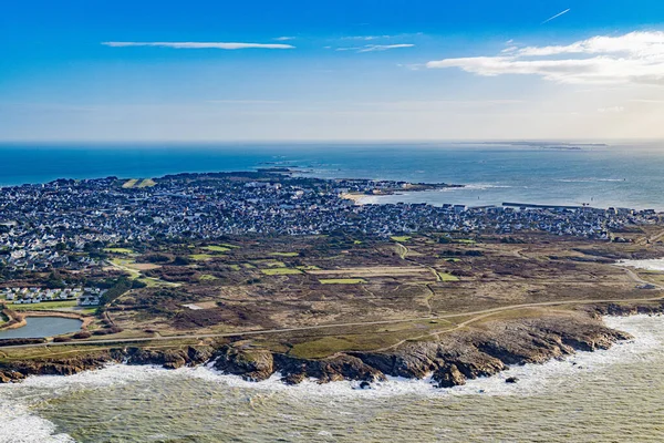 Güney Britanya 'daki Morbihan körfezi Fransız Atlantik Okyanusu kıyı şeridi hava manzaralı.