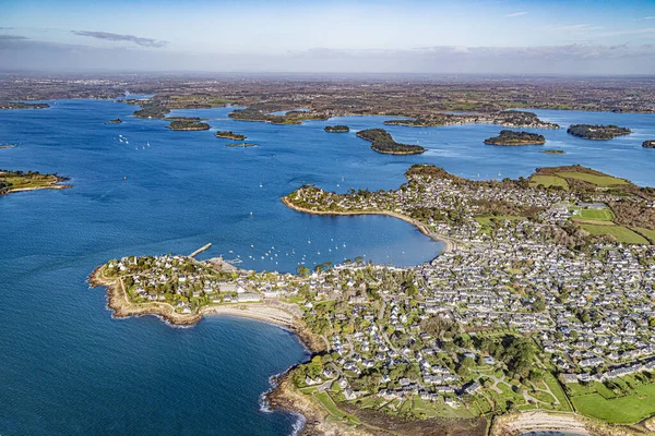 Güney Britanya 'daki Morbihan körfezi Fransız Atlantik Okyanusu kıyı şeridi hava manzaralı.