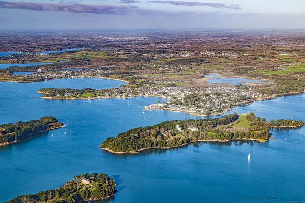 Güney Britanya 'daki Morbihan körfezi Fransız Atlantik Okyanusu kıyı şeridi hava manzaralı.