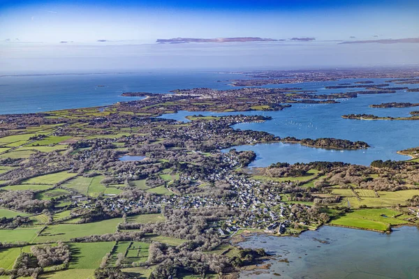 Güney Britanya 'daki Morbihan körfezi Fransız Atlantik Okyanusu kıyı şeridi hava manzaralı.