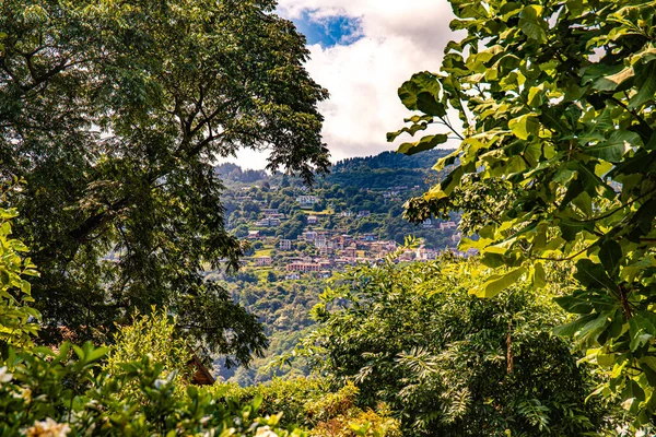 Lombardia 'daki Lago Gölü Maggiore Kuzey İtalya