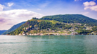 Lugano Gölü İtalya ve İsviçre arasında.