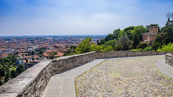 Lombardia İtalya 'nın eski Bergamo caddesi.