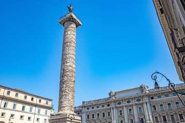 Roma 'da güneşli bir yaz gününde Pantheon heykeli