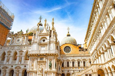 Venedik şehir sokakları İtalya 'da kanallar ve anıtlar