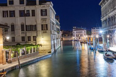 Venedik şehir sokakları İtalya 'da kanallar ve anıtlar
