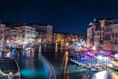 Venedik şehir sokakları İtalya 'da kanallar ve anıtlar