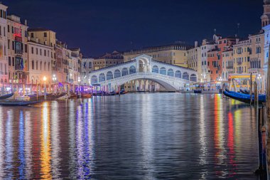 Venedik şehir sokakları İtalya 'da kanallar ve anıtlar