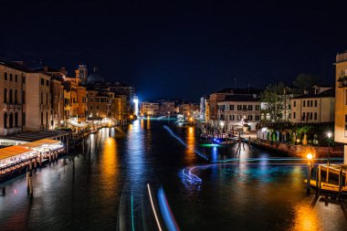 Venedik şehir sokakları İtalya 'da kanallar ve anıtlar