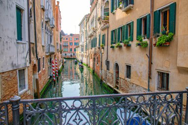 Venedik şehir sokakları İtalya 'da kanallar ve anıtlar