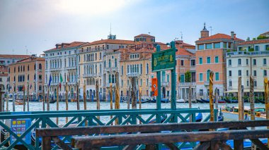 Venedik şehir sokakları İtalya 'da kanallar ve anıtlar