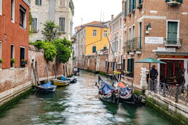 Venedik şehir sokakları İtalya 'da kanallar ve anıtlar