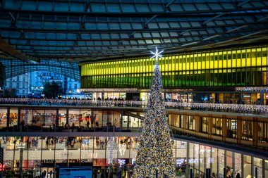 Paris başkent caddeleri ve şehir merkezindeki anıtlar