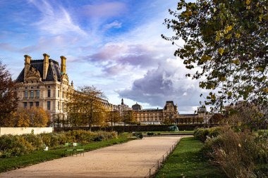 Paris başkent caddeleri ve şehir merkezindeki anıtlar
