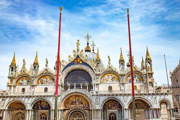 Venedik şehir sokakları İtalya 'da kanallar ve anıtlar