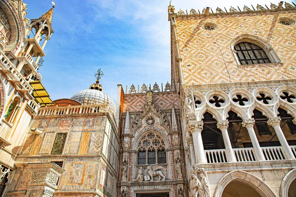 Venedik şehir sokakları İtalya 'da kanallar ve anıtlar