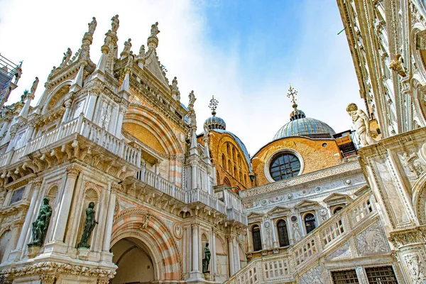 Venedik şehir sokakları İtalya 'da kanallar ve anıtlar