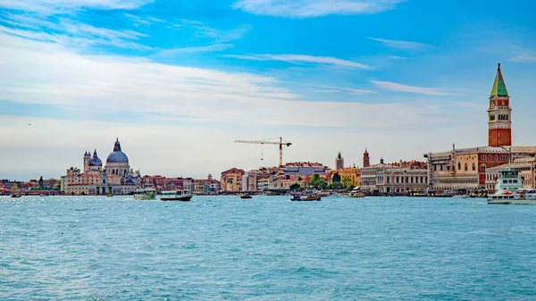 Venedik şehir sokakları İtalya 'da kanallar ve anıtlar